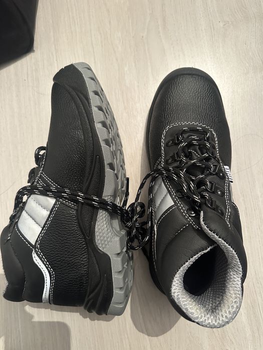 Продам спец ботинки