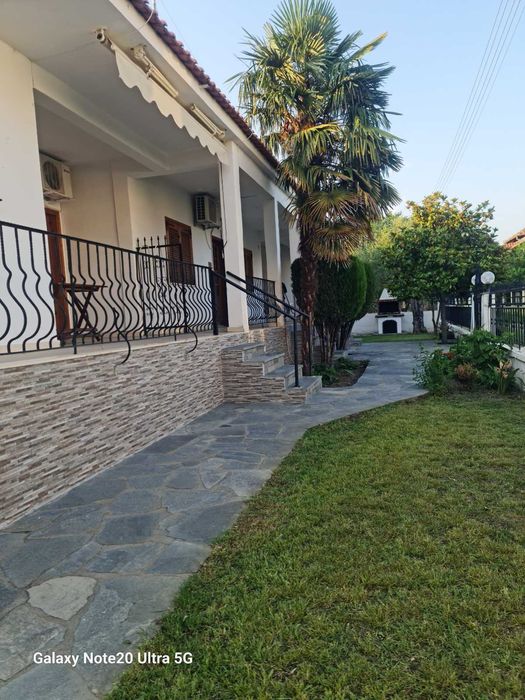 Продава три чудесни апартамента по 55 м2 в прекрасно оформен двор 400 м2 в Аспровалта, Гърция