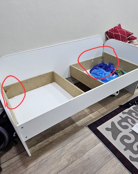 Отдам кровать. Чуть сломана.