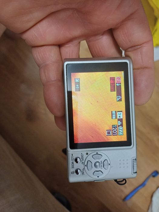 Panasonic Lumix DMC-FX12
Stare foarte buna
Are incarcator