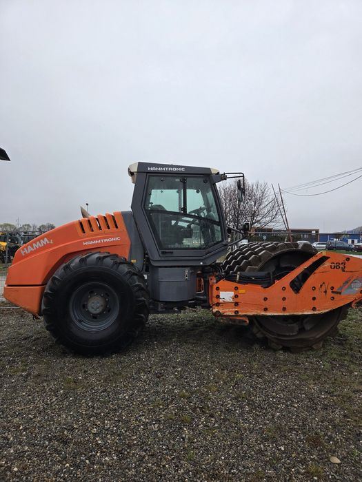 Inchiriez utilajul excavator cu roți,  cilindru Hamm 15 t