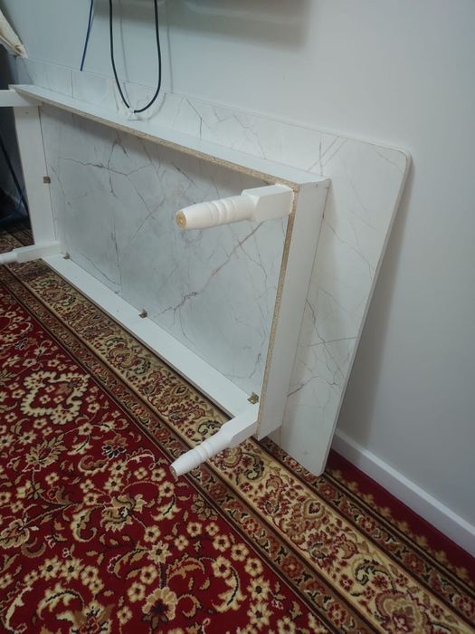 Стол продается гостинный