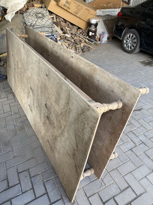 Продаётся деревянный стол