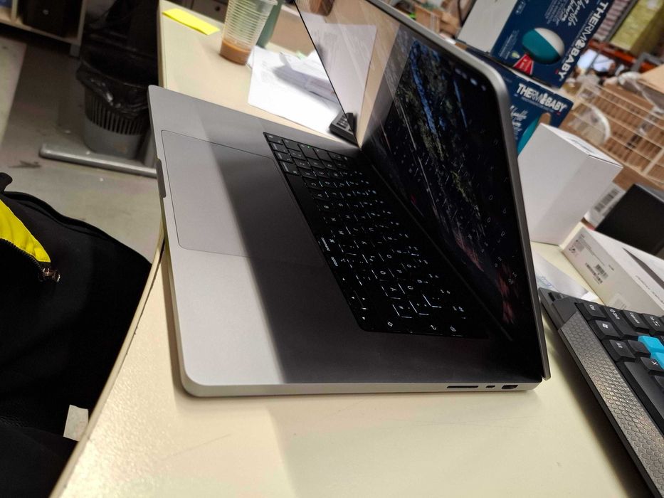 Продавам личния ми Macbook Pro 16 M1 PRO 16gb,512 gbssd