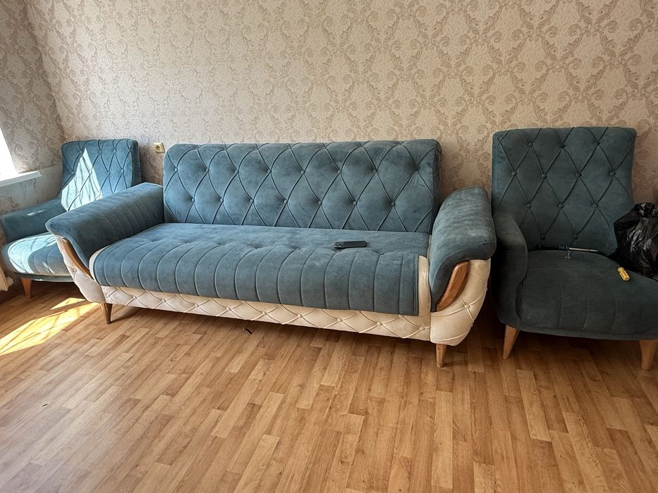 Продам диван с двумя креслами