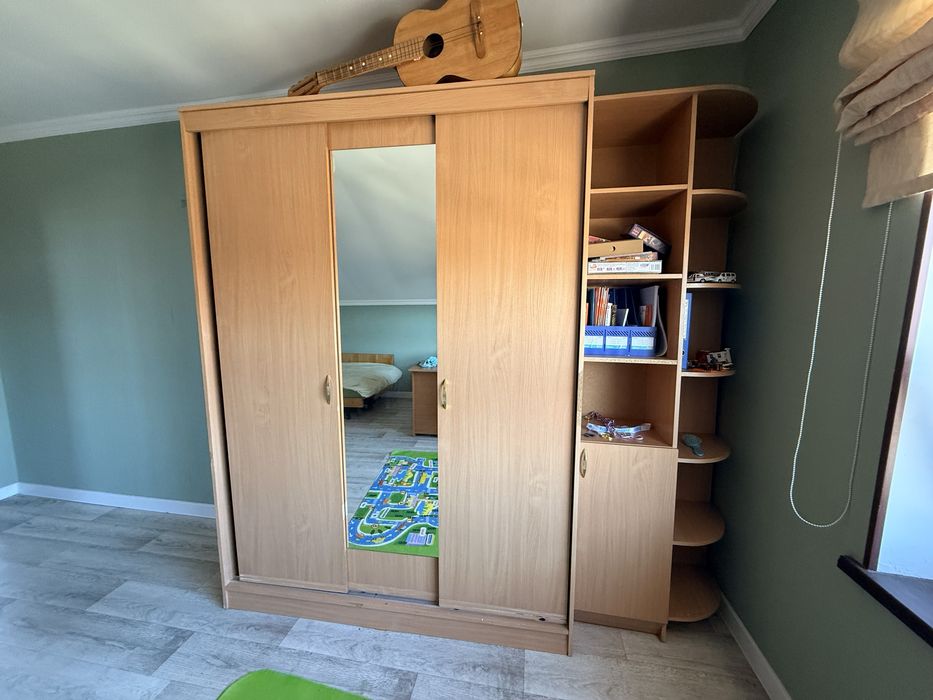 Продам шкаф и столы