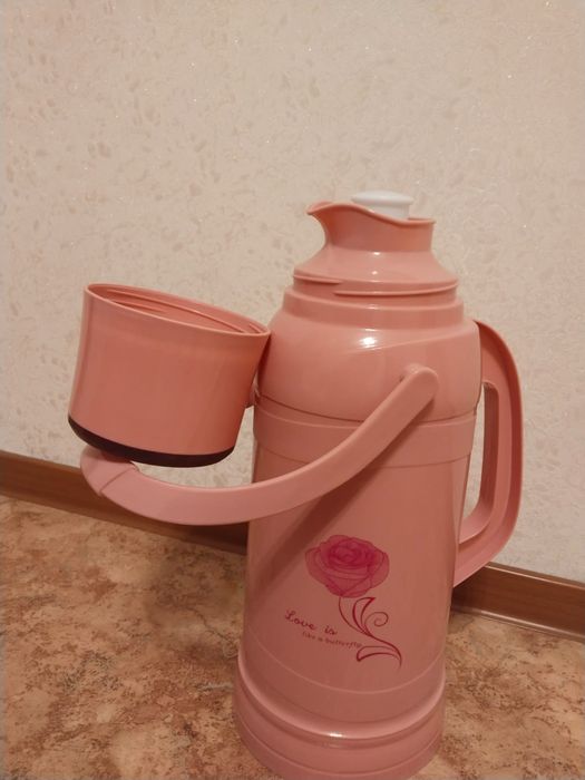 Продаю термос. Новый. Розового цвета. Прям упакован. Не пользовались.
