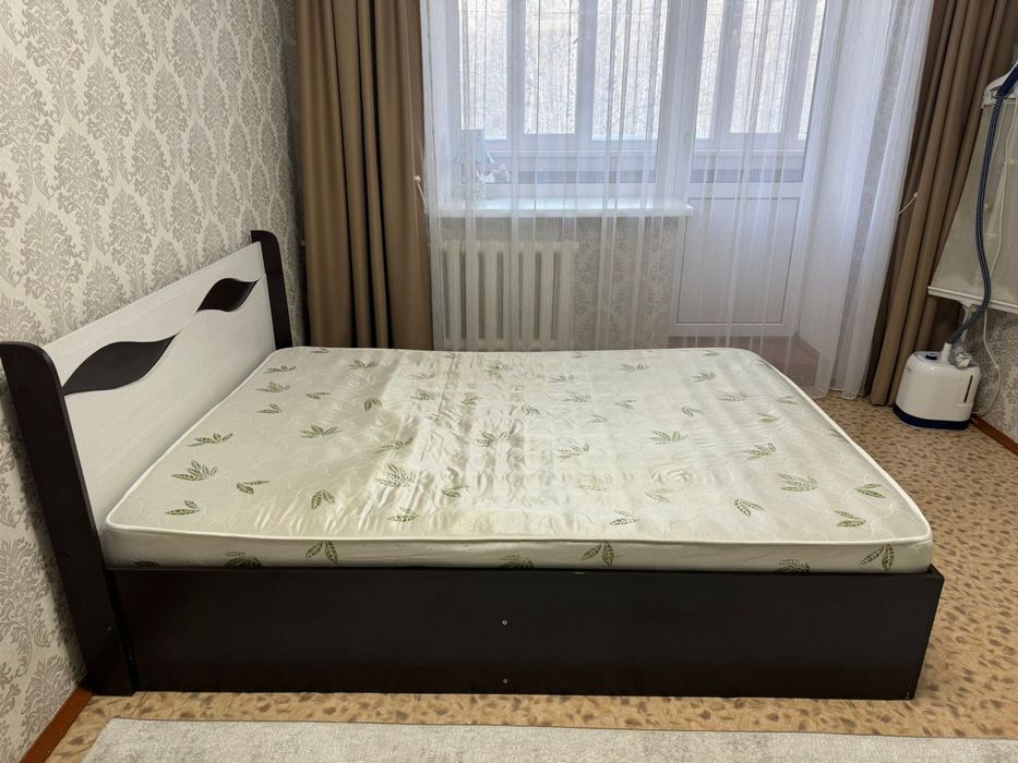 Продам кровать с матрасом