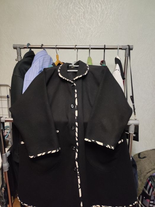 Продам женское полу-пальто.