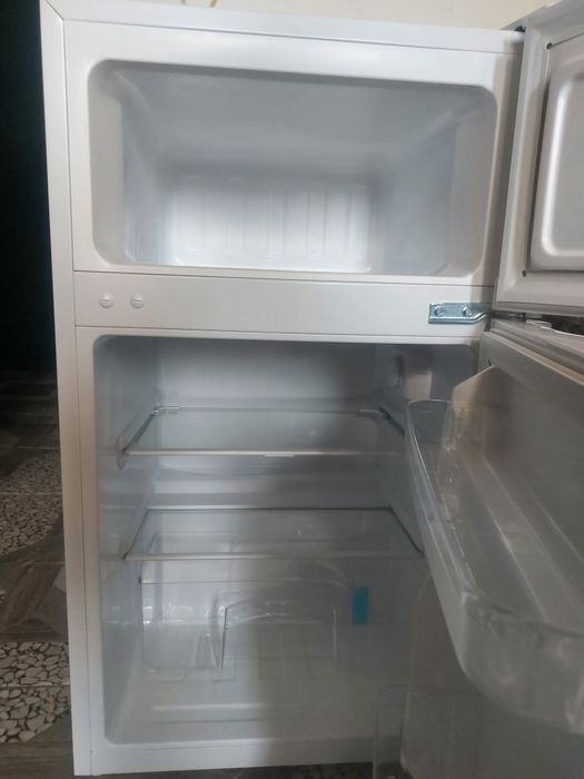 Vând frigider în garanție