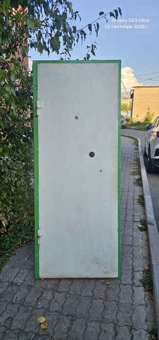 Продам металлическую дверь