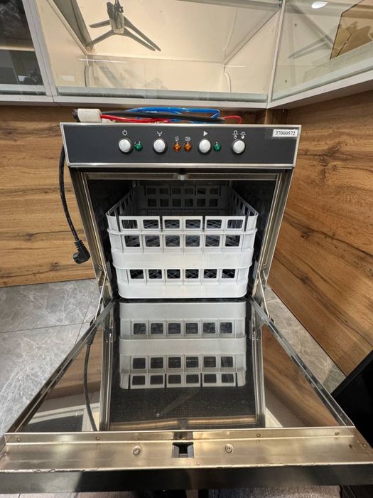 Срочно продам стаканомоечную машину Smeg