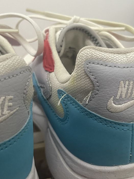 Adidași Nike albi cu model roșu și albastru