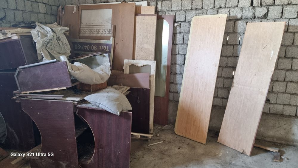 Шкаф в разобранном виде и торговый ряд