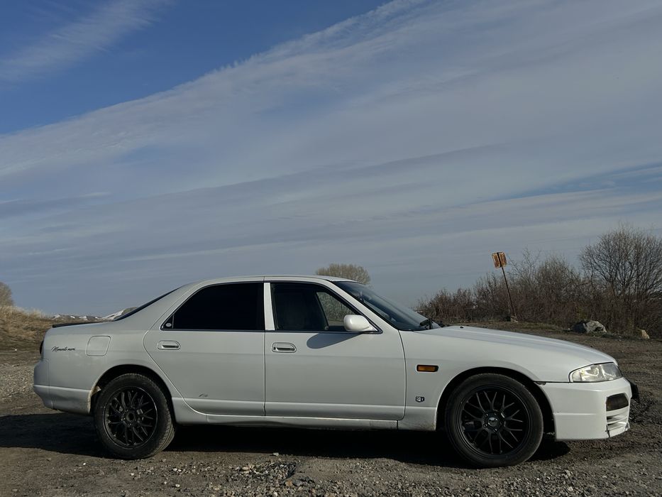Nissan Skyline R33 седан