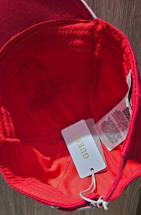 Шапка с козирка Guess