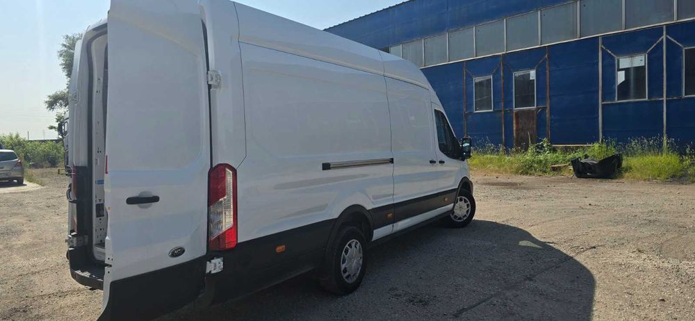 Чисто нов бус дълга база под наем - Ford Transit 2024 година