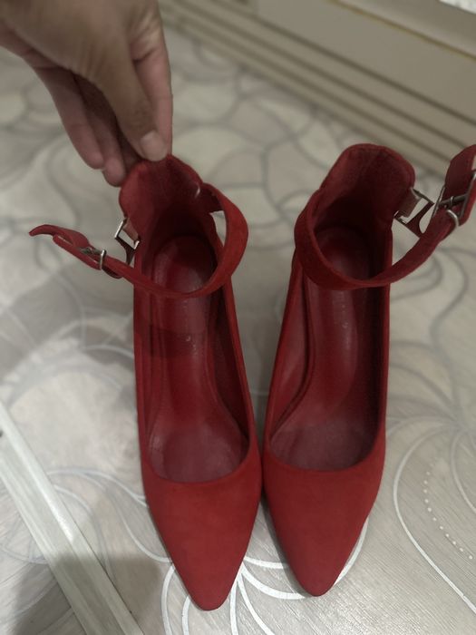 Продам туфли красные