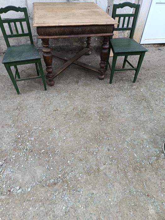 Vând masa veche în stare buna