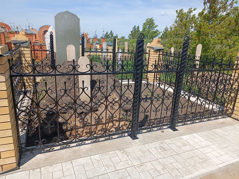 Кованые мазары и полумесяцы