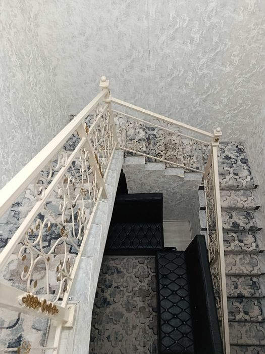 Manguzarda 2 qavatli hovli sotiladi