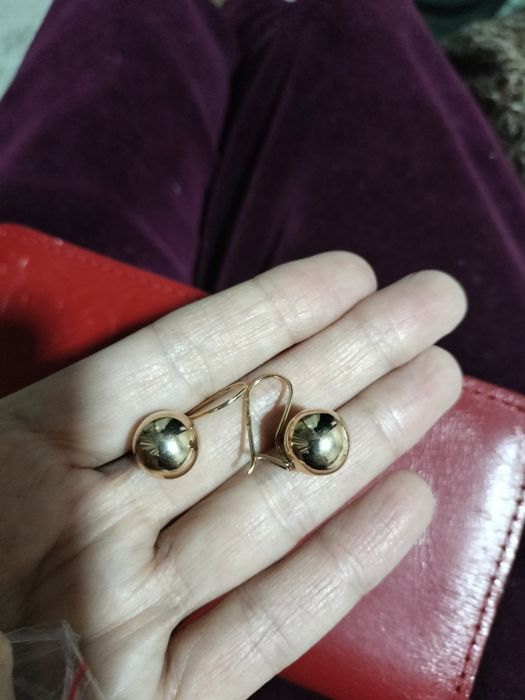 Продам два разные сережки