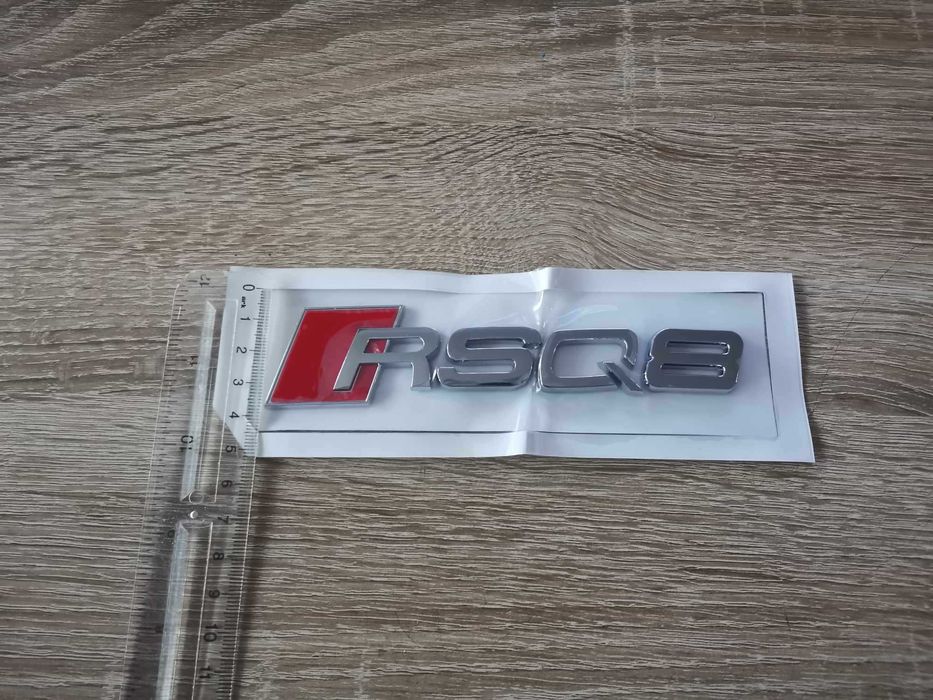 сребриста емблема Audi RSQ8