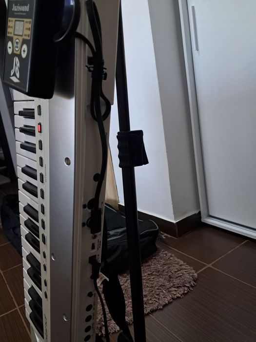 Vând keyboard Roland Ax-Edge cu stativ si husa, juzisound  1