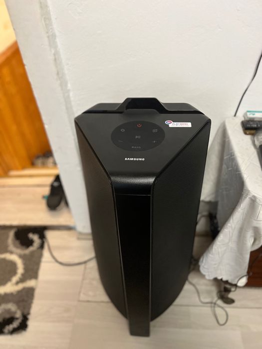 iPhone 12 Pro Max și o boxă Samsung de 1500 de W