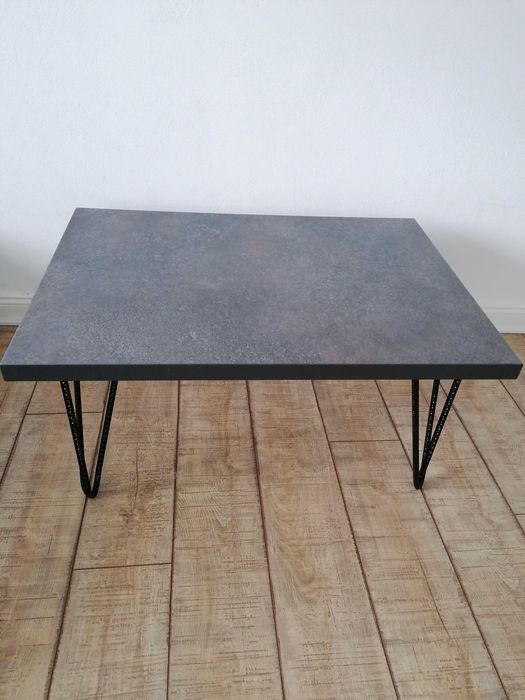 Masa nouă, culoare gri cu picioare metalice.