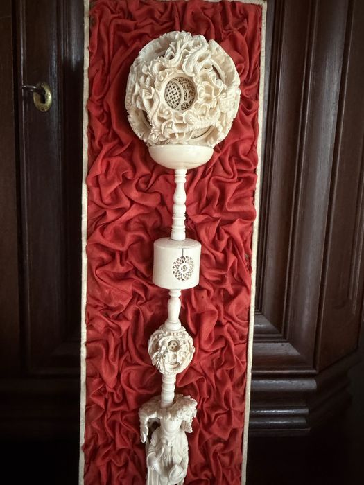 Statuetă sculptată in os.