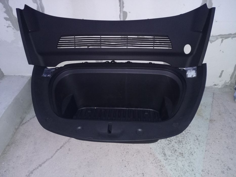 Панел под поредното стъкло tesla model Y