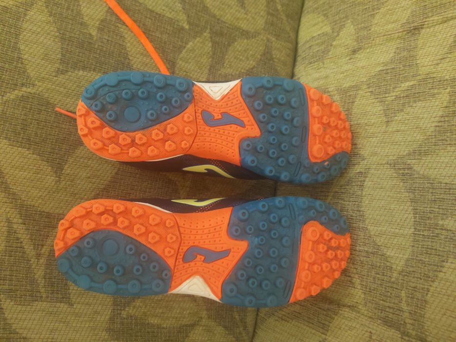 Mаратонски за футбол за изкуствено игрище Joma и маратонки Diadоra