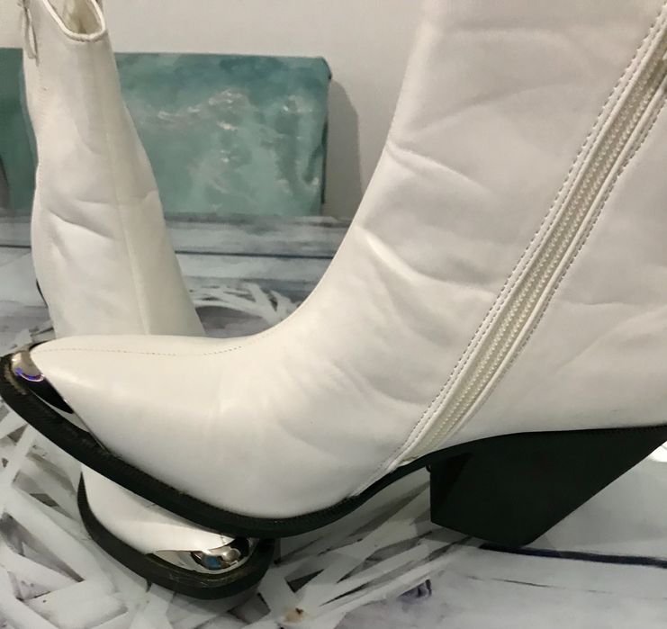 Cizme scurte, lungi, urgent