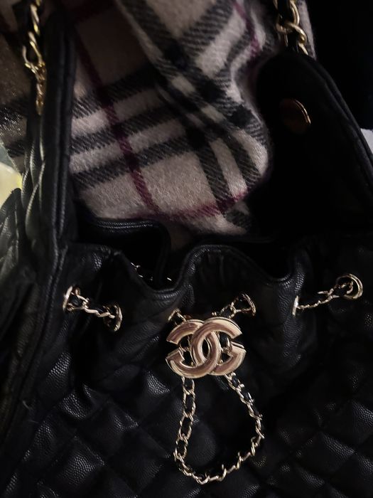 Продавам черна чанта chanel