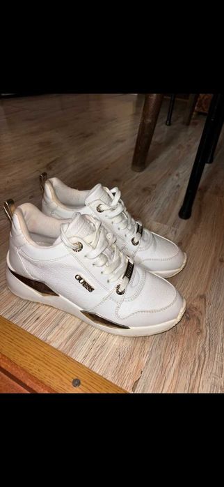 Топ обява : Guess Tallyn