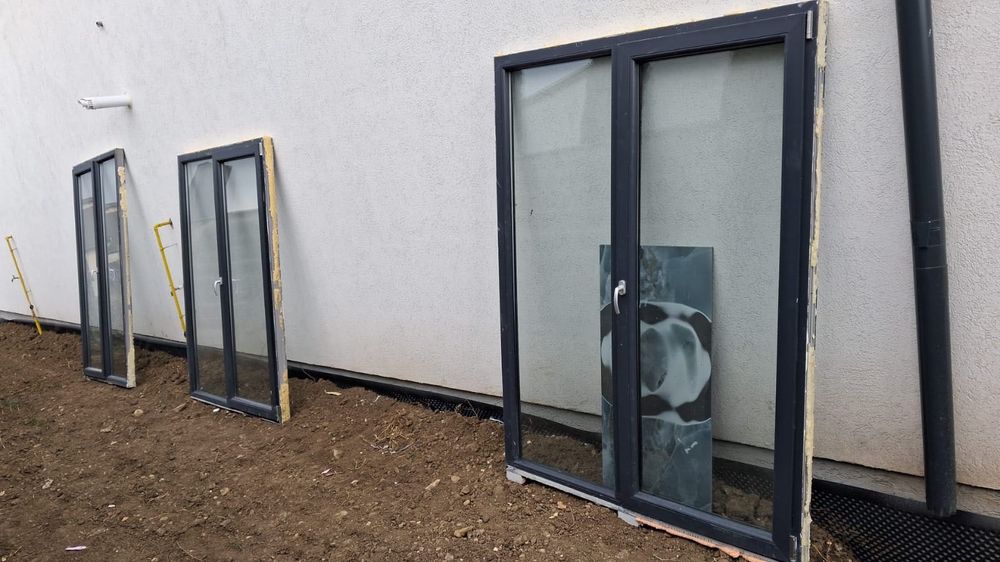 Vând geamuri și ușă termopane , gri antracit .NOI au fost montate și demontate fără a fii locuită casa