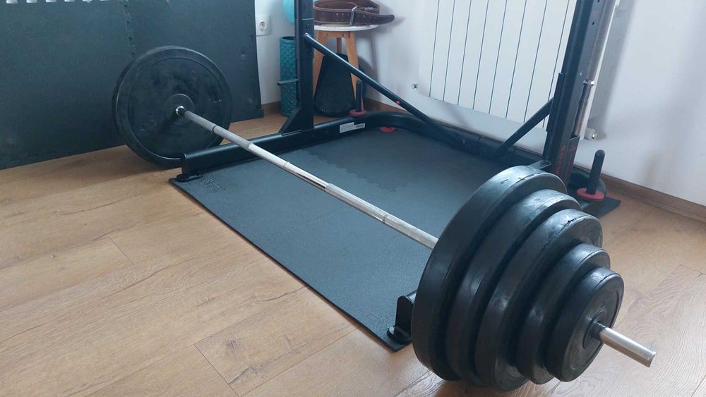 Тежести ф30 (2х2.5)+(2х5)+(2х10)+(2х15)+(2х20)=105 кг. и Лост 200 см.