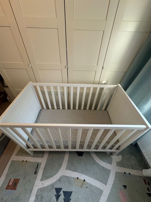 Vând pătuț Ikea Sundvik alb + saltea cocos (stare foarte bună, ambele)