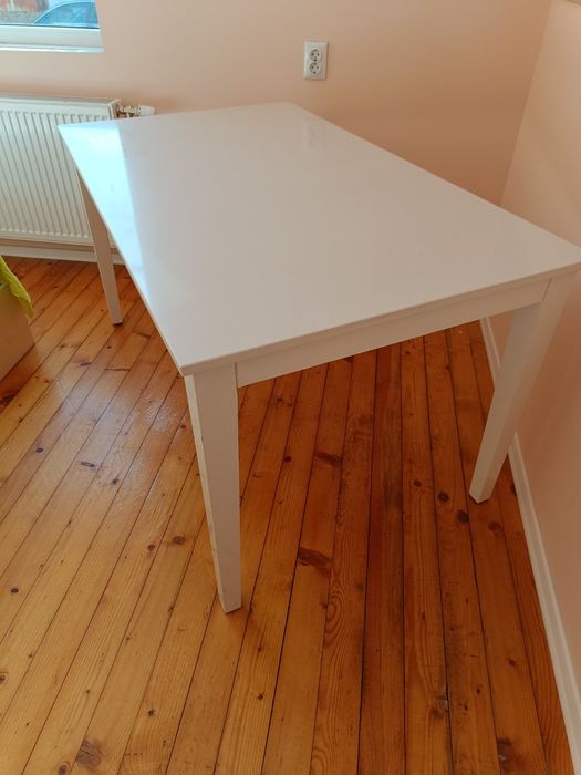 Трапезна маса от технически камък