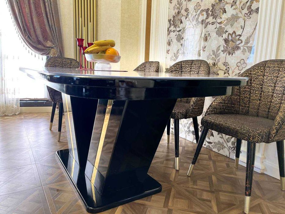 Стильный стол в гостиную