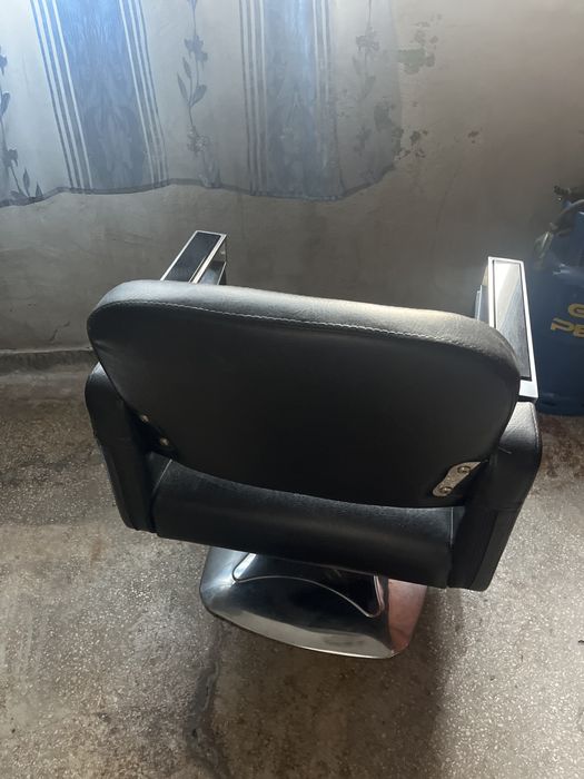 Scaun pentru frizerie complet functional