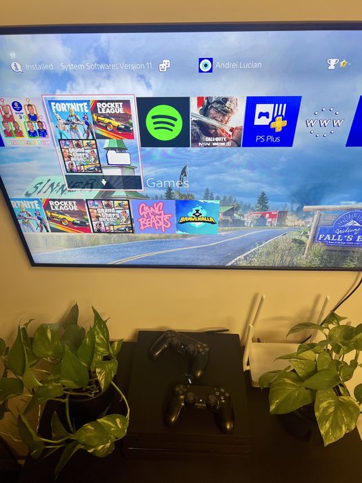 Ps 4 Pro 1TB + 2 controllere