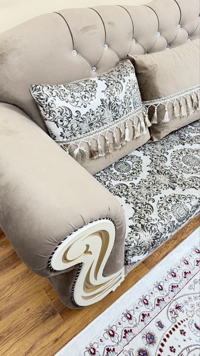 Диван с подушками. Есть торг