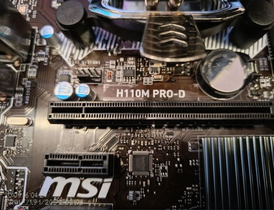 Placa de baza cu procesor si cooler