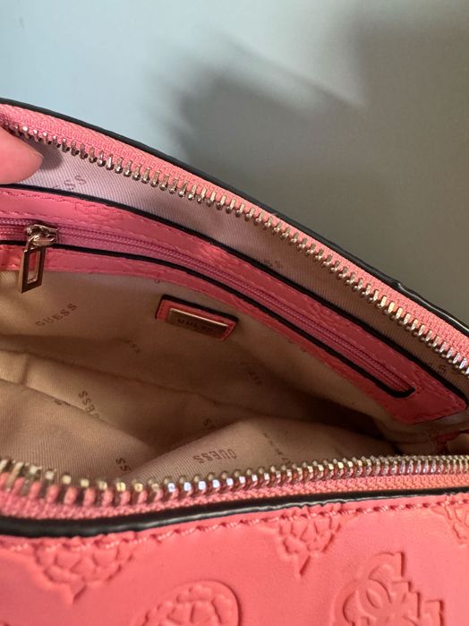 Малка дамска чанта Guess