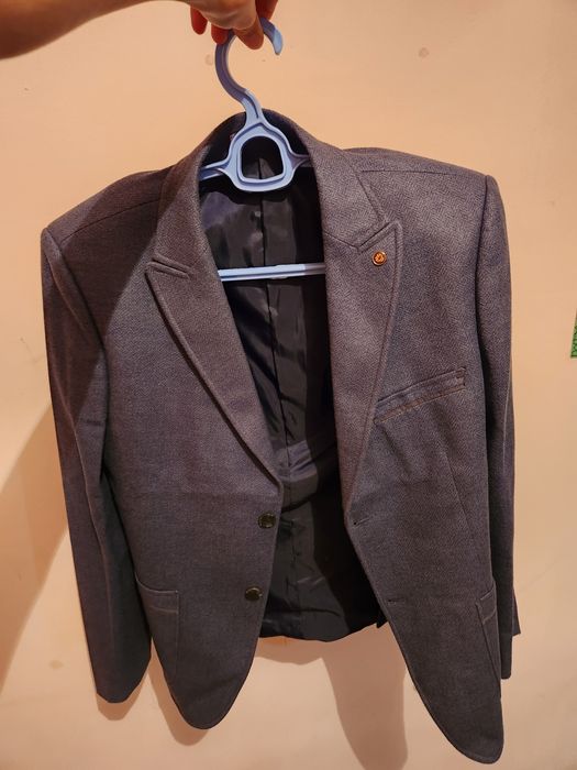 Продам костюм новый