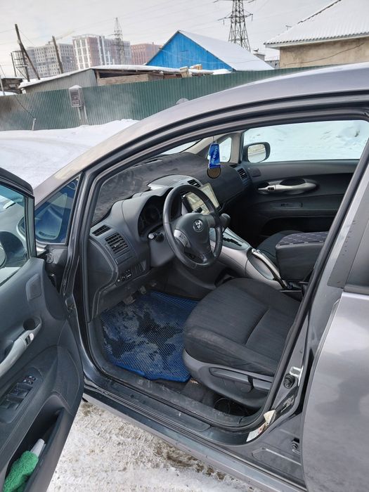 Тойота Аурис 2009 г.в.