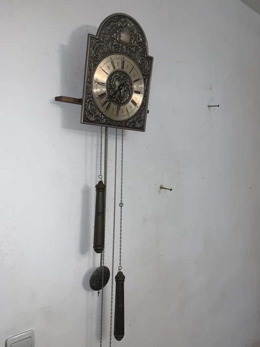 Ceas de perete cu greutati si pendula in carcasa de lemn