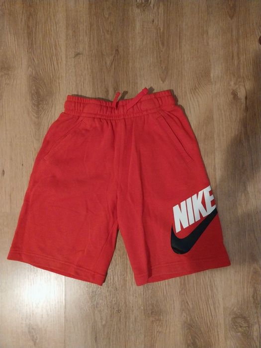 Vand 3 perechi de pantaloni scurti (2 Nike si 1 Jordan) si 147-158 cm  120 lei toate 3